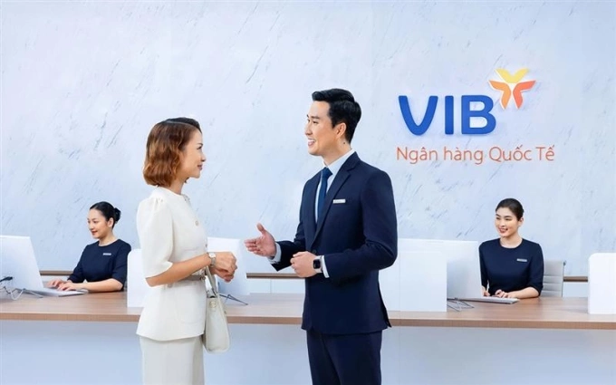 Khách hàng giao dịch tại nhà băng. Ảnh: VIB