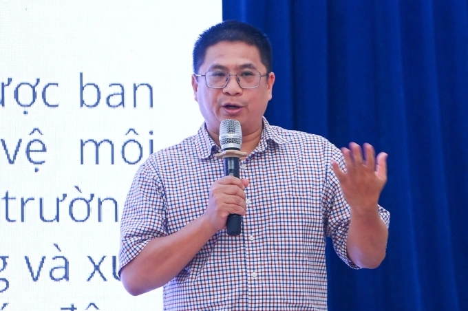 Ông Dũng chia sẻ tại buổi tập huấn. Ảnh: Đinh Tùng