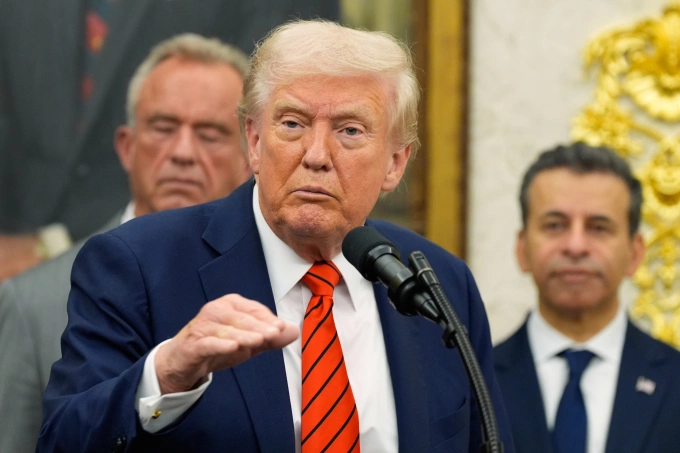 Tổng thống Donald Trump tại Phòng Bầu dục, Nhà Trắng, ngày 10/10. Ảnh: AP