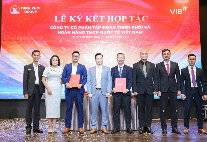 Đại diện hai doanh nghiệp nhận chứng thư hợp tác chiến lược. Ảnh: Thiên Khôi Group