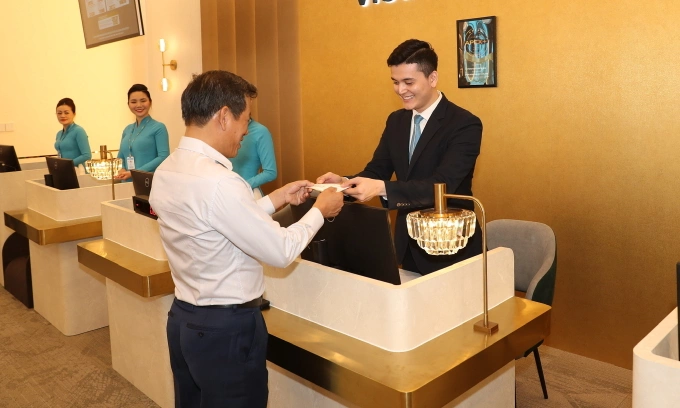 Hành khách làm thủ tục tại phòng Check-in Lounge của Vietnam Airlines. Ảnh: Thi Hà