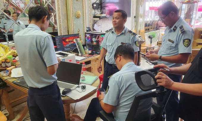 Nhà chức trách kiểm tra đột xuất một công ty kinh doanh vàng ở Gia Lai. Ảnh: Quản lý thị trường Gia Lai