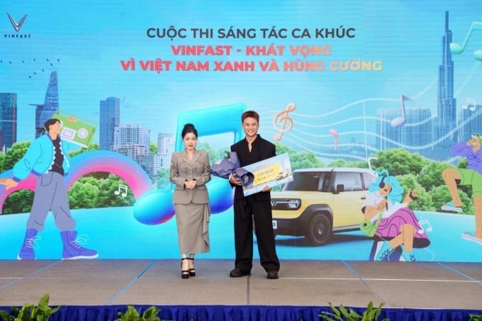 Tác giả Mai Xuân Thứ (phải) nhận giải nhất tại cuộc thi. Ảnh: VinFast