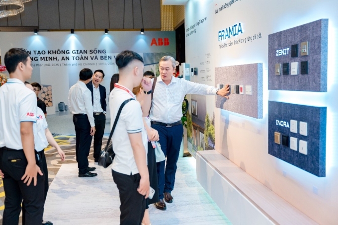 Các dòng sản phẩm công tắc, ổ cắm hiện đại của ABB trưng bày ở sự kiện. Ảnh: ABB