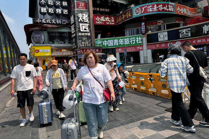 People walk at a restaurant complex in Chengdu, Sichuan province, China April 13, 2024. REUTERS