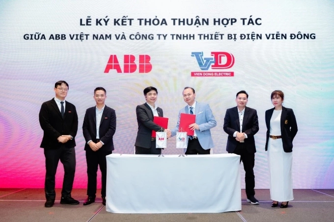 Đại diện ABB và công ty Viễn Đông tại lễ ký hợp tác. Ảnh: ABB