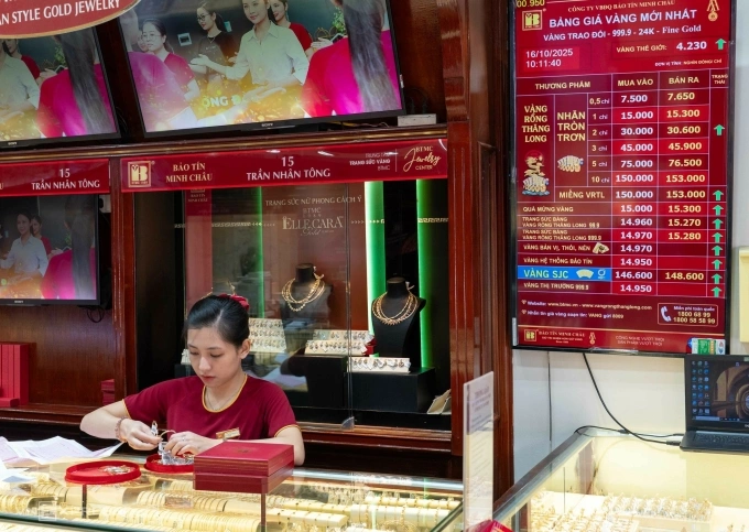 Giá vàng nhẫn có thời điểm cán mốc 153 triệu đồng một lượng, trước khi tăng lên mức 154 triệu, ngày 16/10. Ảnh: Hoàng Giang