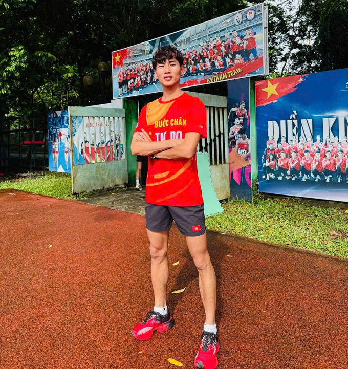 Runner mang sản phẩm giày Goya. Ảnh: Goya