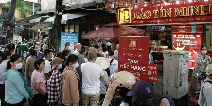 Nhiều người xếp hàng chờ mua vàng tại Bảo Tín Minh Châu sáng nay nhưng cửa hàng thông báo hết vàng. Ảnh: Hoàng Giang