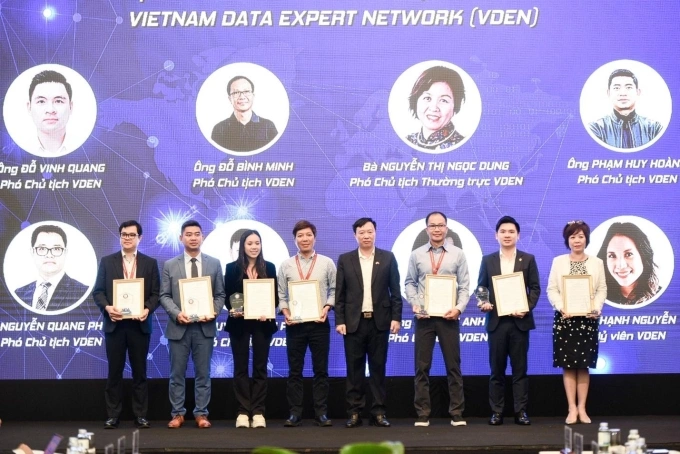 Ban lãnh đạo Mạng lưới chuyên gia dữ liệu toàn cầu VDEN trong lễ ra mắt. Ảnh: T&T Group