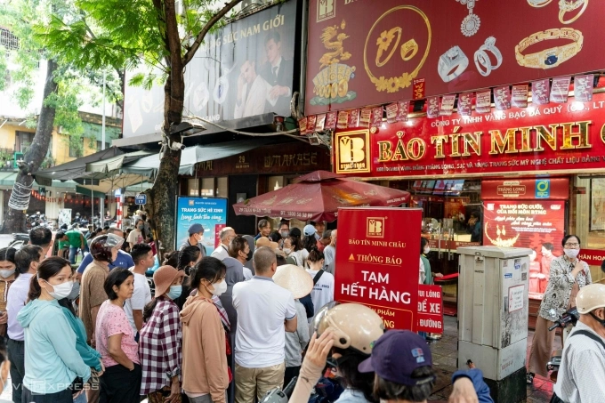 Nhiều người xếp hàng chờ mua vàng tại Bảo Tín Minh Châu sáng nay. Ảnh: Hoàng Giang