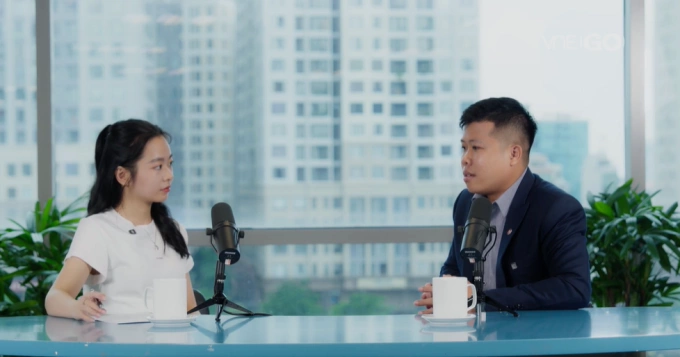 Ông Võ Văn Huy (phải) chia sẻ về chiến lược đầu tư chứng khoán trong chuỗi podcast Tài chính cá nhân trên VnExpress. Ảnh chụp màn hình