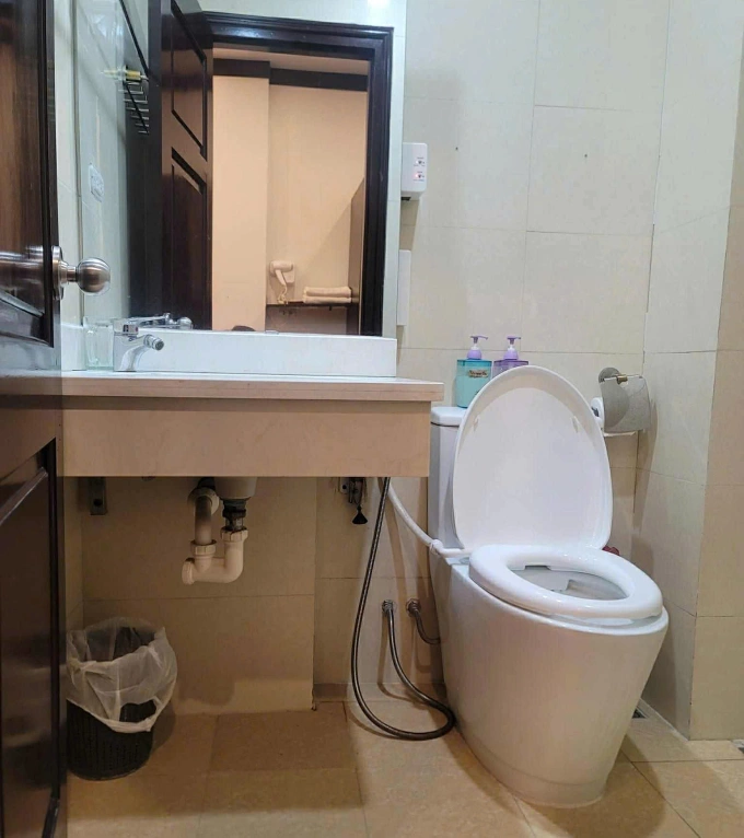 Sản phẩm nắp bồn cầu hút mùi thông minh được lắp đặt tại một khách sạn ở Hà Nội. Ảnh: Minh Vương