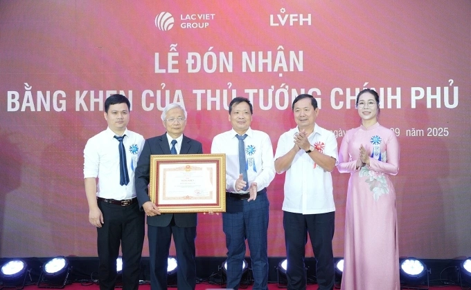 Thượng tướng Lê Huy Vịnh – Ủy viên Trung ương Đảng, Thứ trưởng Bộ Quốc phòng (thứ hai từ phải sang) trao bằng khen của Thủ tướng Chính phủ tặng Bệnh viện Hữu nghị Lạc Việt. Ảnh: Bệnh viện cung cấp