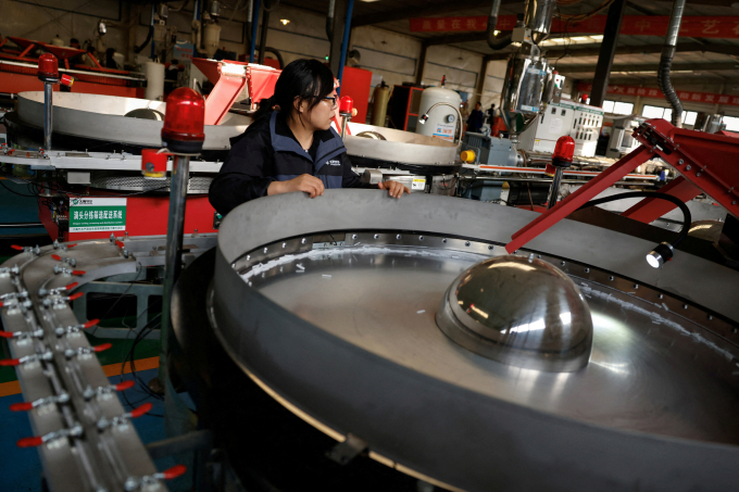 Công nhân trong một dây chuyền sản xuất tại Cam Túc, Trung Quốc ngày 18/10/2024. Ảnh: Reuters