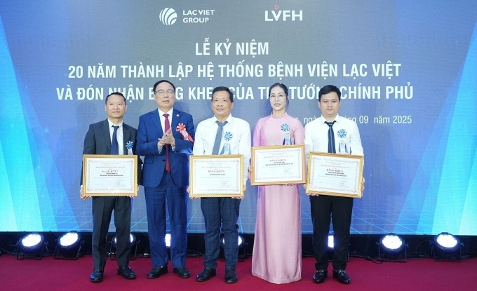 Giáo sư, Viện sĩ. Nguyễn Văn Đệ – Ủy viên Đoàn chủ tịch Ủy ban Trung ương Mặt trận Tổ quốc Việt Nam, Chủ tịch Hiệp hội Bệnh viện tư nhân Việt Nam (thứ hai từ trái sang) trao bằng khen của Hiệp hội cho các thành viên của Bệnh viện Hữu nghị Lạc Việt. Ảnh: Bệnh viện cung cấp