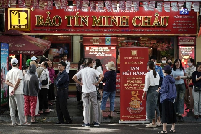 Người dân xếp hàng chờ đợi trước cơ sở Bảo Tín Minh Châu (Hà Nội) ngày 16/10. Ảnh: Hoàng Giang