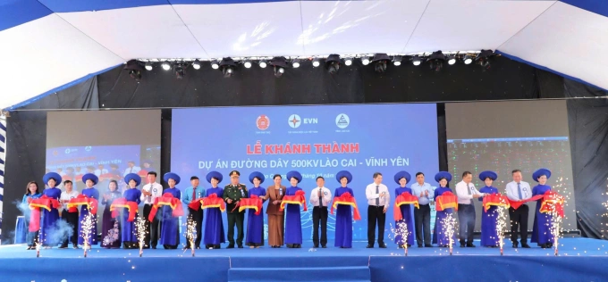 Đại diện các bên trong lễ khánh thành dự án đường dây 500 kV Lào Cai – Vĩnh Yên vào ngày 17/10, tại tỉnh Lào Cai. Ảnh: EVN