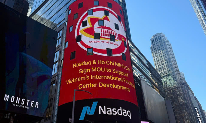 Bảng chào mừng ký kết hợp tác giữa TP HCM và Nasdaq tại Quảng trường Thời đại, New York hôm 17/10. Ảnh: UBND TP HCM