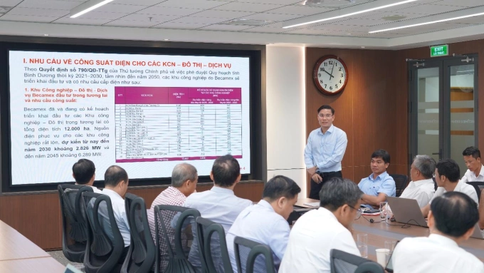 Đại diện Becamex báo cáo nhu cầu về công suất điện cho các khu công nghiệp - đô thị - dịch vụ tại buổi làm việc. Ảnh: EVNHCMC
