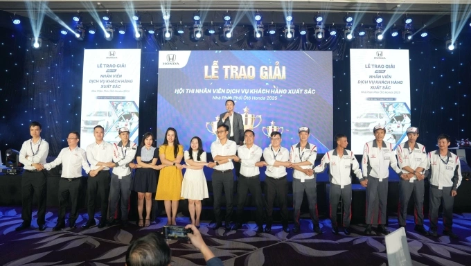 15 người đạt giải cao nhất vinh danh trong lễ trao giải. Ảnh: Honda Việt Nam