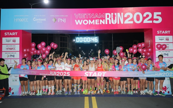 Hơn 2.000 runner tập trung tại vạch xuất phát. Ảnh: Hùng Nguyễn