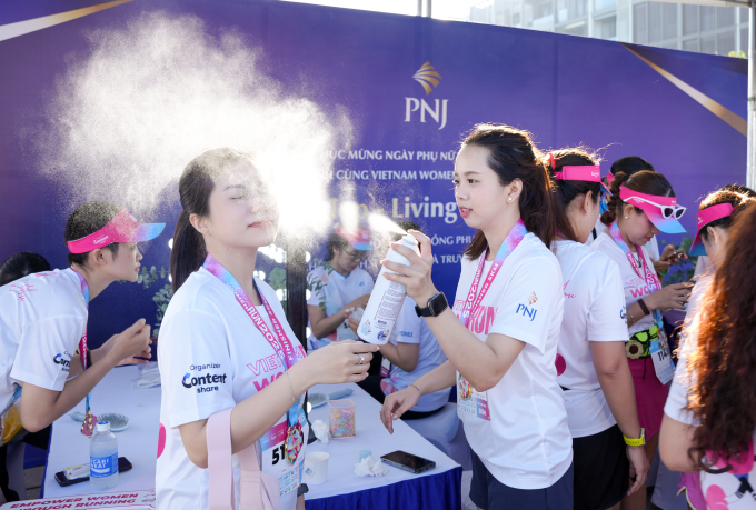 Các chị em cùng chỉnh trang lại diện mạo tại Trạm tỏa sáng PNJ sau khi hoàn thành đường chạy. Ảnh: Hùng Nguyễn