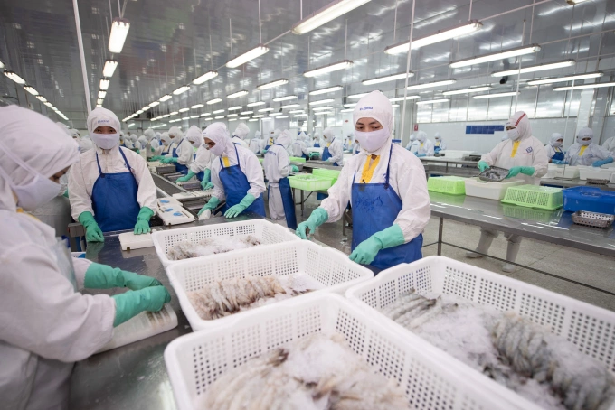 Công nhân đang làm việc tại nhà máy của Fimex. Ảnh: PAN