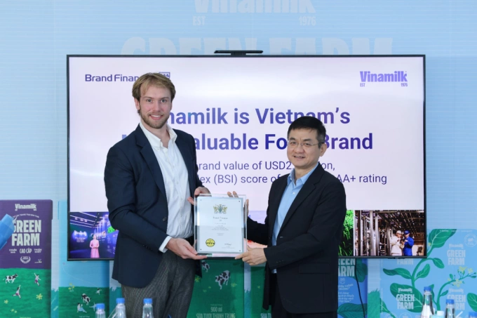 Ông Nguyễn Quang Trí - Giám đốc điều hành Marketing Vinamilk, nhận chứng nhận Top 100 thương hiệu giá trị nhất Việt Nam từ đại diện Brand Finance. Ảnh: Nguyễn Hoàng