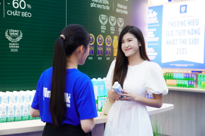 Người dùng tìm hiểu về Vinamilk Green Farm cao đạm. Ảnh: Vinamilk