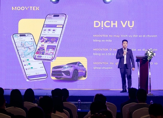 Ông Hồ Văn Thành, Giám Đốc Công ty Cổ phần Thương mại, Dịch vụ Moov, giới thiệu dịch vụ Xe Ghép, hôm 10/10. Ảnh: Moov
