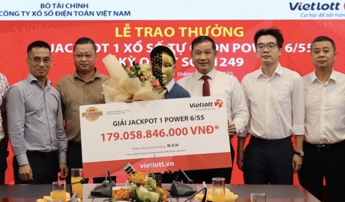 Anh N.V.H - giáo viên ở Đà Nẵng - nhận giải Jackpot 1 trúng ngày 30/9, chiều 21/10. Ảnh: Vietlott