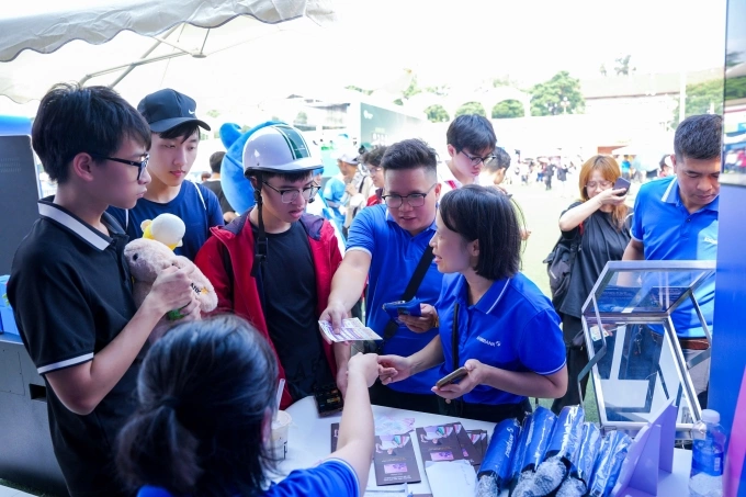 Đông đảo khách tham quan tìm hiểu sản phẩm thẻ và các dịch vụ số của nhà băng. Ảnh: Eximbank