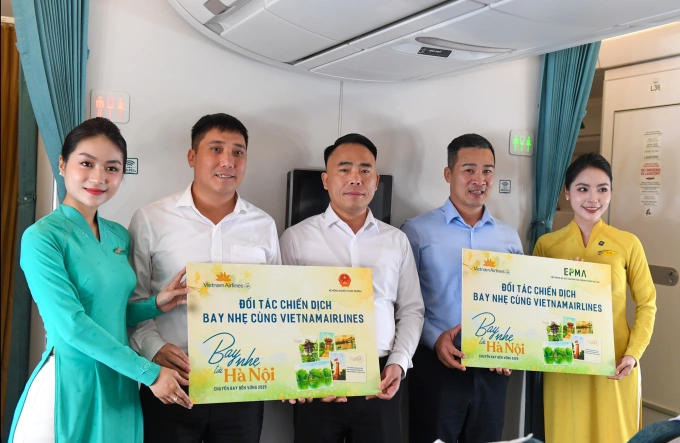 Nghi thức trao biểu tượng đối tác giữa Vietnam Airlines với Bộ Nông nghiệp và Môi trường và Hiệp hội EPMA. Ảnh: Vietnam Airlines