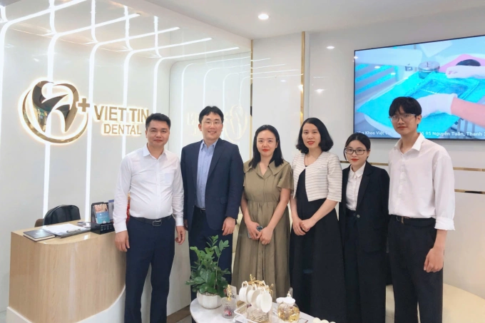 Đại diện Công ty Medicallaw ký kết thỏa thuận hợp tác với các đối tác trong và ngoài nước (bên trái). Ảnh: Medicallaw