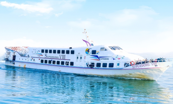 Một tàu cao tốc của hãng Superdong đang khởi hành trên biển. Ảnh: SKG