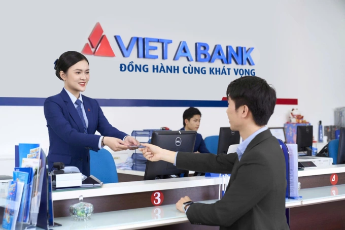 Khách hàng giao dịch tại quầy của VietABank. Ảnh: VietABank