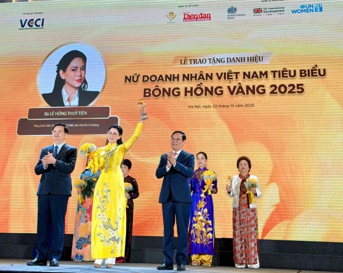 Bà Thủy Tiên nâng cao chiếc cúp Bông hồng Vàng thứ 4 trong sự nghiệp. Ảnh: NVCC