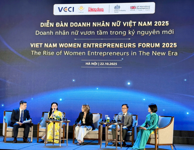 Bà Thủy Tiên làm diễn giả tại Diễn đàn doanh nhân nữ Việt Nam 2025 hôm 22/10. Ảnh: NVCC