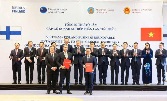 Tổng Bí thư Tô Lâm (giữa, hàng sau) chứng kiến Vietjet và Airways Aviation trao thỏa thuận phát triển nguồn lực hàng không quốc tế tại Phần Lan. Ảnh: Tài Nguyễn