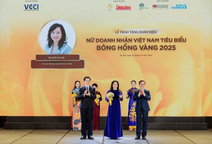 Phó Thủ tướng Chính phủ Mai Văn Chính và Chủ tịch VCCI Phạm Tấn Công trao danh hiệu Bông hồng vàng cho bà Ngô Thu Hà. Ảnh: SHB