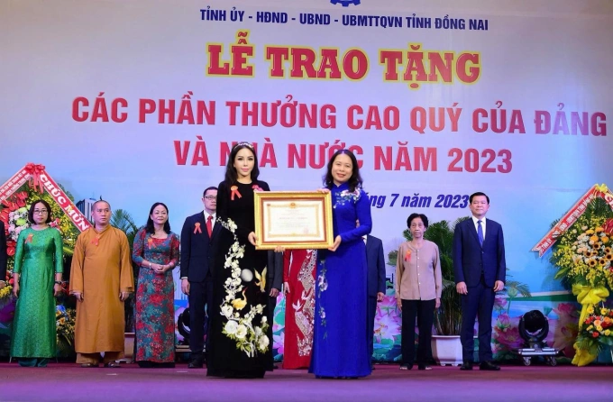 Phó Chủ tịch nước Võ Thị Ánh Xuân trao Huân chương Lao động hạng Nhất cho bà Lê Nữ Thùy Dương. Ảnh: KN Holdings