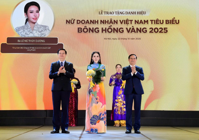 Phó Thủ tướng Chính phủ Mai Văn Chính và Chủ tịch VCCI Phạm Tấn Công trao danh hiệu Bông Hồng Vàng cho bà Lê Nữ Thùy Dương. Ảnh: KN Holdings