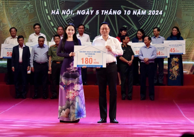 Bà Lê Nữ Thùy Dương trao bảng biểu trưng ủng hộ 180 tỷ đồng cho chương trình Xóa nhà tạm, nhà dột nát trên toàn quốc. Ảnh: KN Holdings