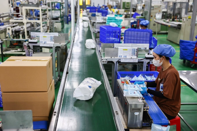 Công nhân làm việc tại nhà máy sản xuất của Bông Bạch Tuyết. Ảnh: Quỳnh Trần