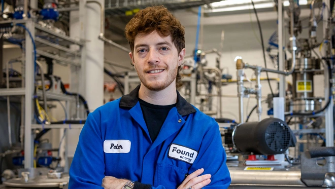 Peter Godart, nhà sáng lập kiêm CEO Found Energy, tại phòng thí nghiệm công ty. Ảnh: MIT