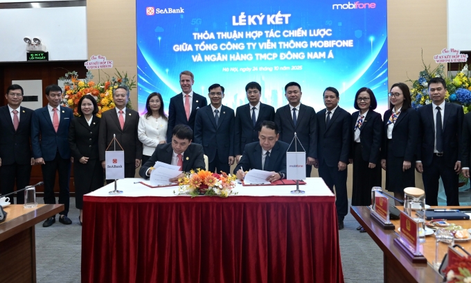 Đại diện MobiFone và SeABank ký thoả thuận hợp tác. Ảnh: MobiFone