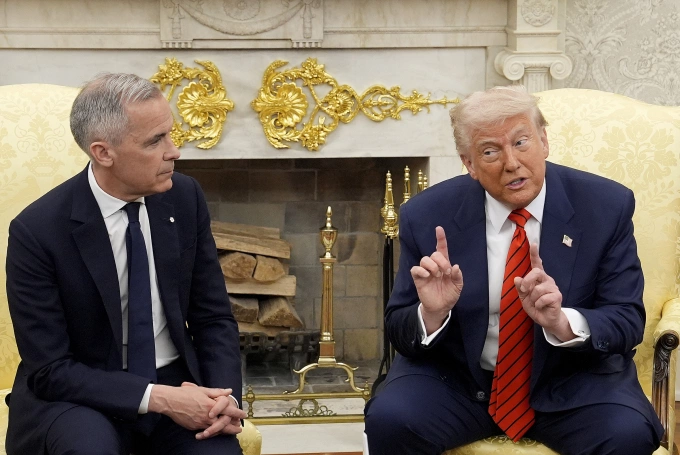 Thủ tướng Canada Mark Carney (trái) trao đổi với Tổng thống Mỹ Donald Trump tại Nhà Trắng ngày 6/5. Ảnh: AP