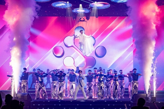 Chủ tịch KienlongBank vừa nhảy vừa hát trong lễ kỷ niệm 30 năm. Ảnh: KienlongBank