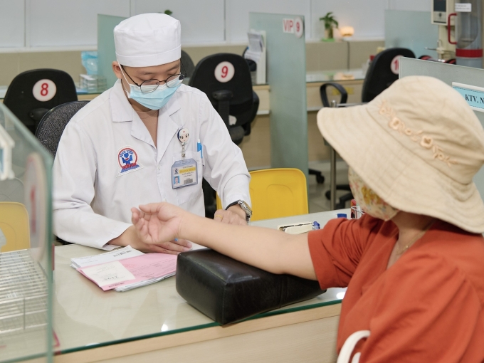 Nhân viên y tế đang kiểm tra sức khỏe cho bệnh nhân. Ảnh: Bệnh viện Triều An